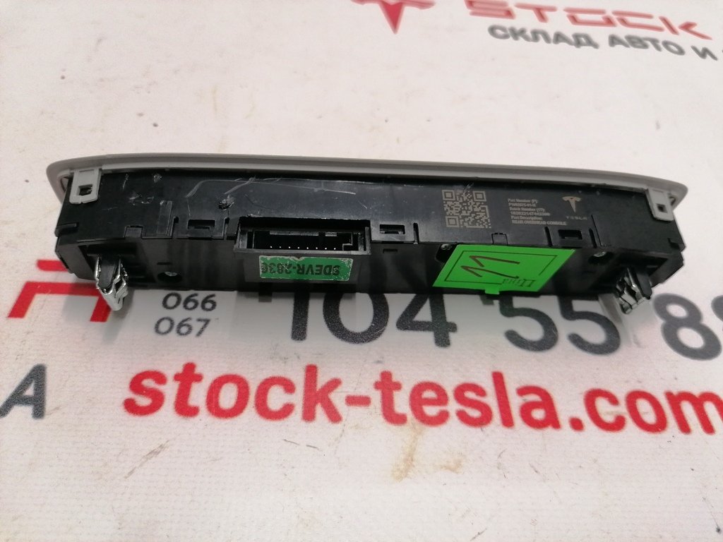 5 リアライトパネル Tesla モデル 3 1092575-00-J